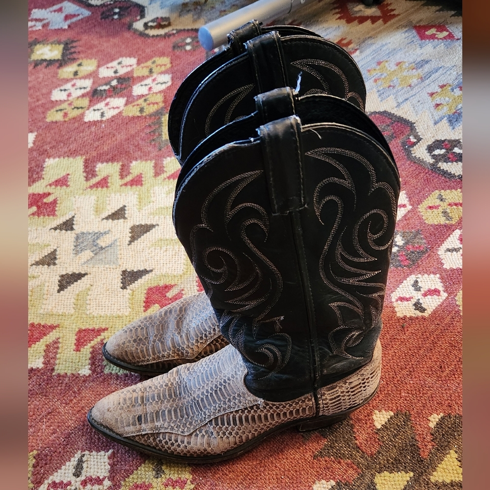 Elegant Black and Tan Western Boots